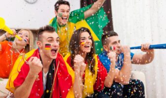 Amigos assistindo a Copa do Mundo em São Paulo