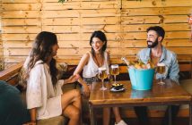 Amigos em um bar em Itaim Bibi