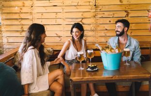 Amigos em um bar em Itaim Bibi