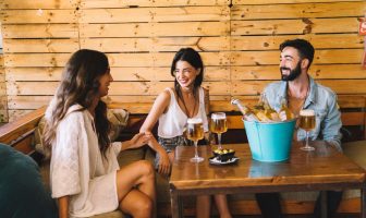 Amigos em um bar em Itaim Bibi