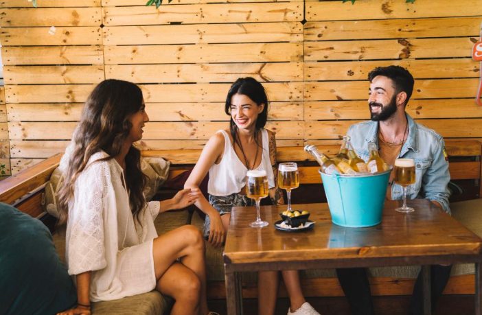 Amigos em um bar em Itaim Bibi