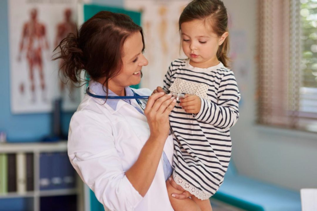 Criança em consulta médica no bairro Paraíso