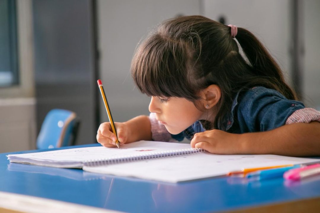 Criança estudando em escola do bairro Paraíso