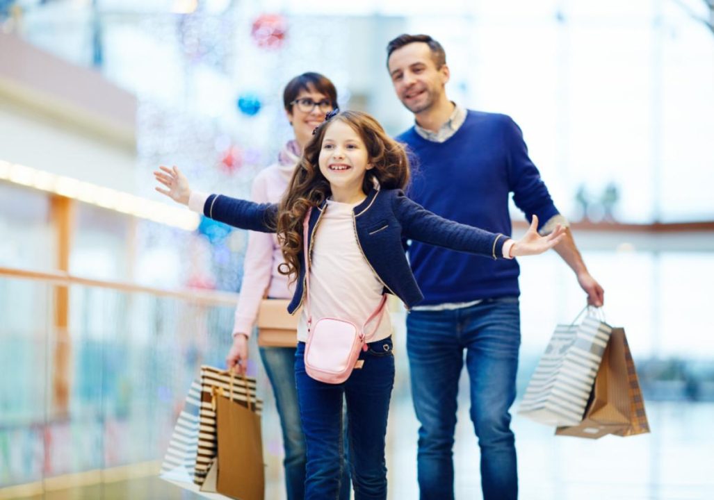 O atributo alt desta imagem está vazio. O nome do arquivo é familia-comprando-no-shooping-paraiso-1027x720.jpg