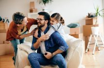 Família feliz morando na região de Ana Rosa em SP