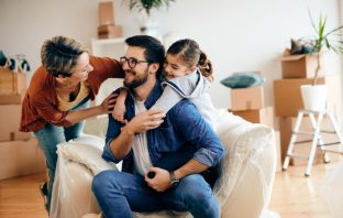 Família feliz morando na região de Ana Rosa em SP