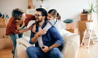 Família feliz morando na região de Ana Rosa em SP