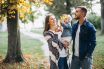 Família feliz no parque em Paraíso
