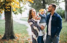 Família feliz no parque em Paraíso
