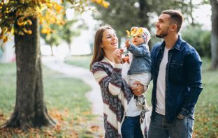 Família feliz no parque em Paraíso