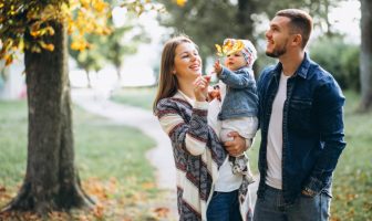 Família feliz no parque em Paraíso