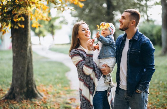 Família feliz no parque em Paraíso