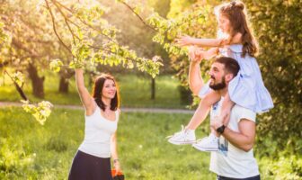 Família brincando no parque no bairro Paraíso