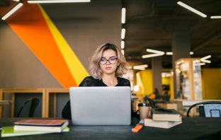 Profissional trabalhando em coworking em Moema