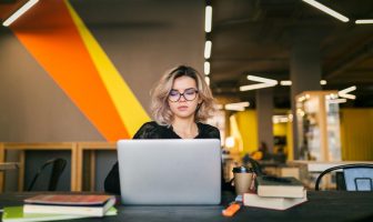 Profissional trabalhando em coworking em Moema