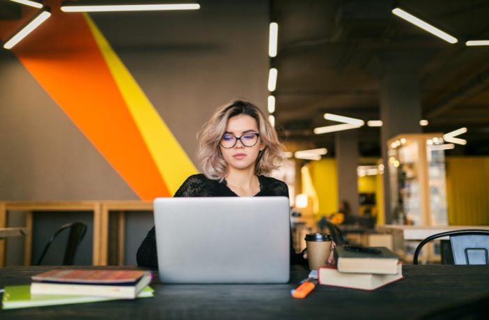 Profissional trabalhando em coworking em Moema