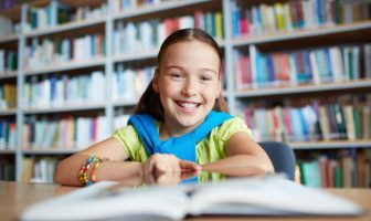 Criança estudando em escola no Itaim Bibi