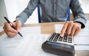 Pessoa calculando INCC