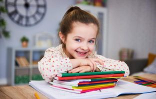 Criança estudando em escola no bairro Paraíso