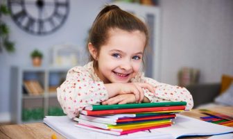 Criança estudando em escola no bairro Paraíso