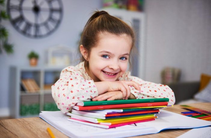 Criança estudando em escola no bairro Paraíso