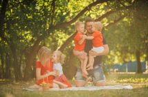 Família comemorando o Dia das Crianças no parque