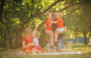 Família comemorando o Dia das Crianças no parque