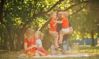Família comemorando o Dia das Crianças no parque