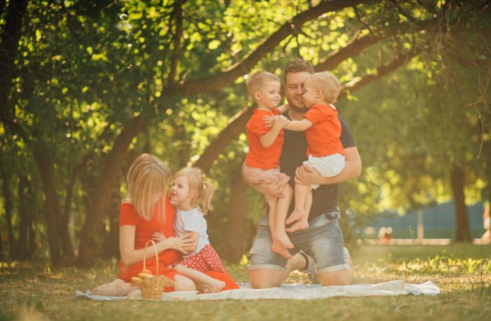 Família comemorando o Dia das Crianças no parque