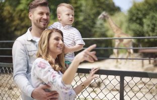 Família no zoológico no Dia das Crianças