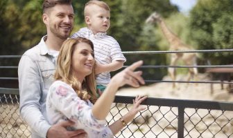 Família no zoológico no Dia das Crianças