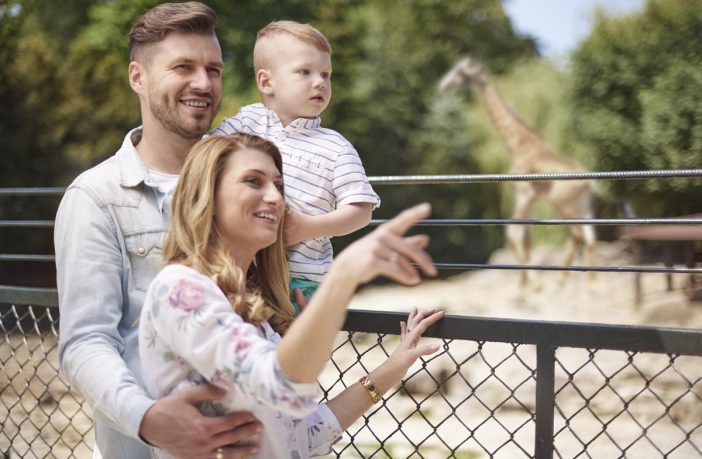 Família no zoológico no Dia das Crianças