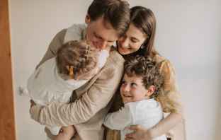 Família feliz morando no Itaim Bibi