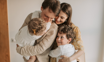 Família feliz morando no Itaim Bibi