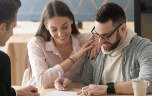 Motorista de app comprando apartamento