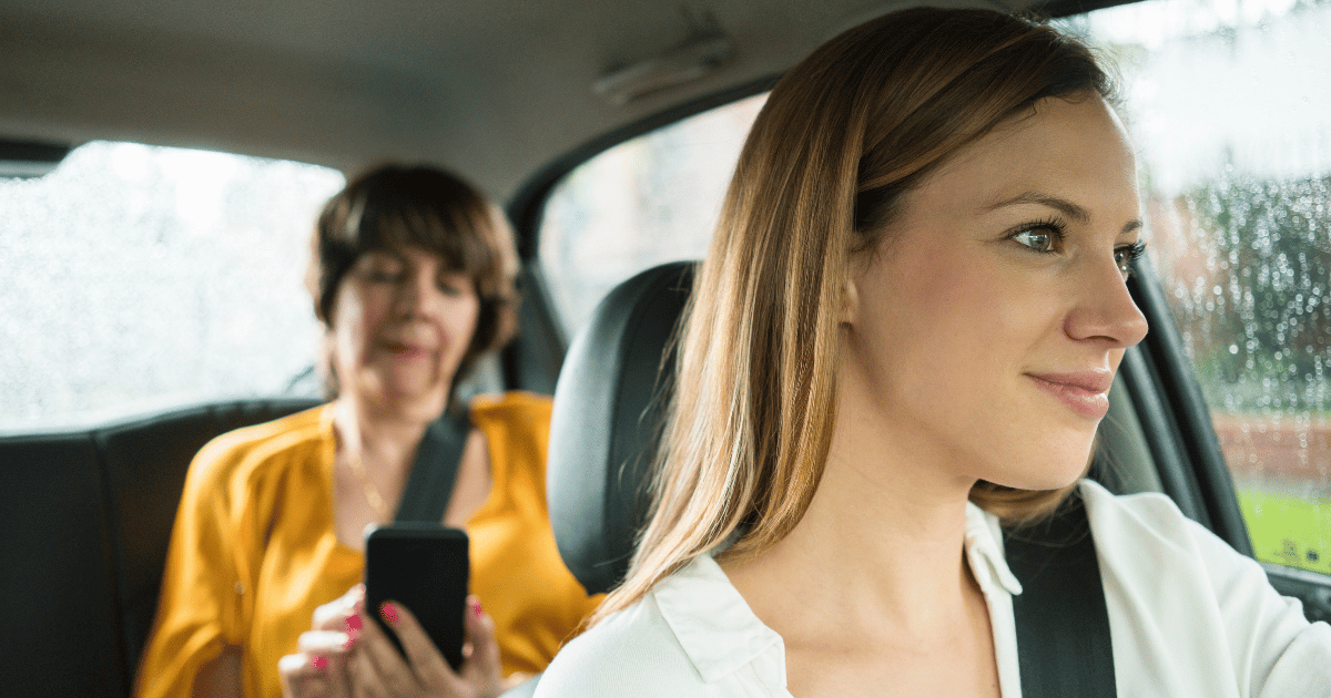 Motorista de app levando passageira